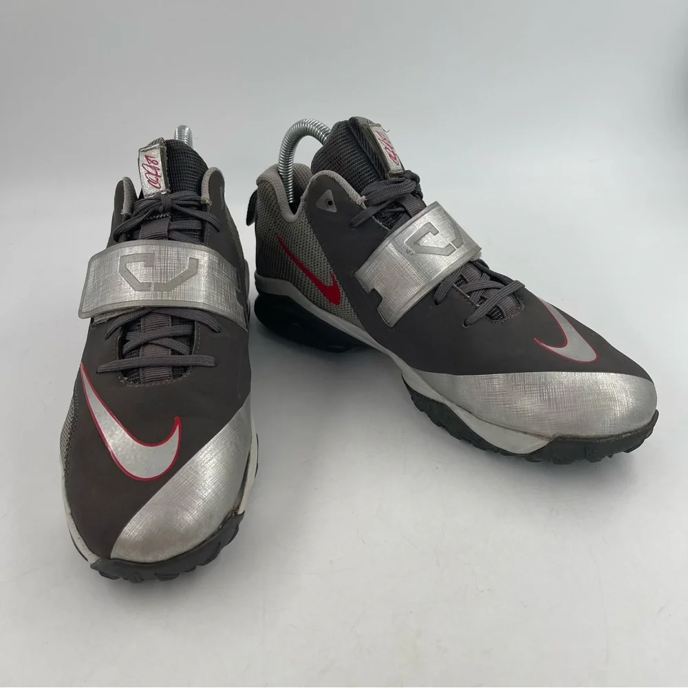 🥾 Nike Kids CJ Trainer 2 GS Metallic Grey Red Shoes Sneakers - Size 7 Youth